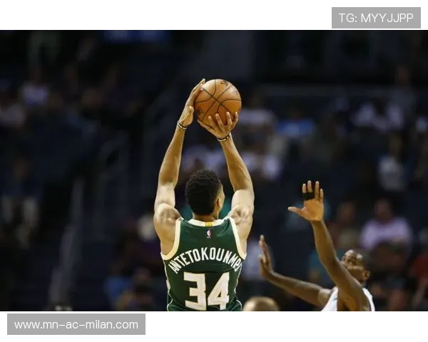 字母哥持球启动，防守自动后退