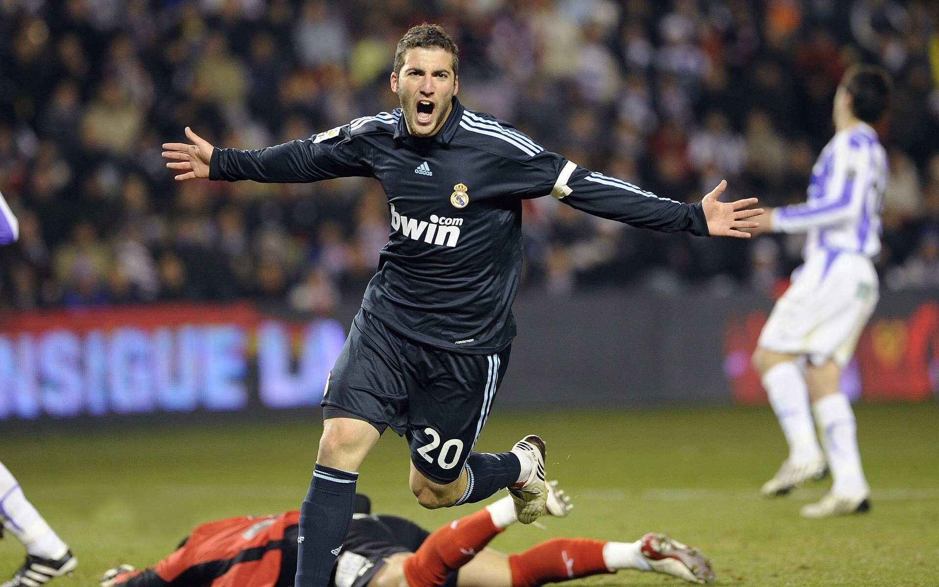 《王者荣耀》跨界联盟赛,冠军队伍引领新格局!,mac×王者荣耀跨界营销分析